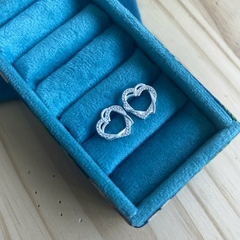 BRINCO CORAÇÃO ENTRELAÇADO LISO E CRAVEJADO - comprar online