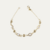 Pulseira de pérolas com bolinhas banhada em ouro 18K, apresentando um design elegante e delicado.
