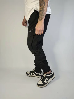 ART-2860 CARGO DE GABARDINA CON PUÑO 6X $23900 en internet