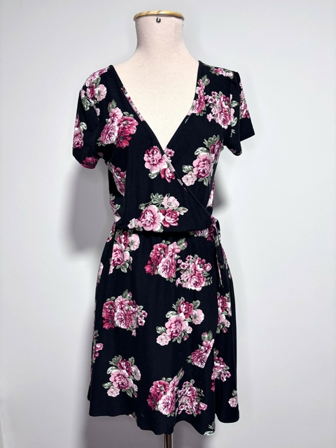 Vestido Preto com Flores Vermelhas