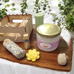 PAQUETE 1 / Vela 220 g. aroma vainilla, 1 velon aroma limon, 1 figura flor aroma vainilla, 1 cerillos, 1 caja de madera, 1 sahumerio - comprar en línea