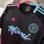 Camisa preta do Inter Miami com detalhes em rosa e azul, com logo e escrita "Miami".