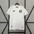 Camisa de futebol branca do Santos FC, com detalhes em preto e logo da Umbro.