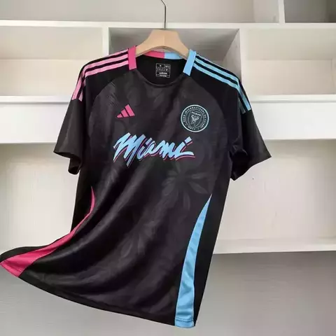 Camisa Inter Miami Edição Especial 24/25 preta com detalhes em rosa e azul, exibindo o logo do time e o nome "Miami".