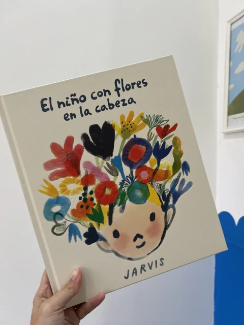 El niño con flores en la cabeza