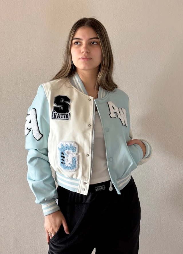 Campera ecológica de cuero universitaria de Dasani