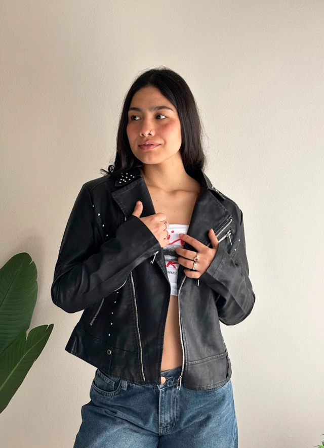 Campera eco cuero con tachas de Dasani