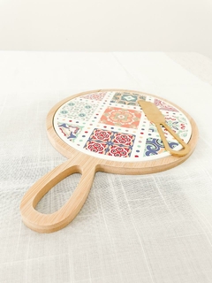 CONJUNTO 3 PEÇAS PARA QUEIJO COM BANDEJA DE BAMBU FACA DOURADA E TÁBUA LADRILHO 20X28X2CM - comprar online