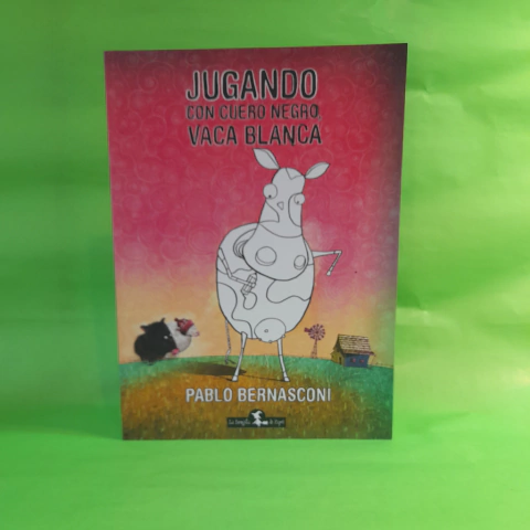 Jugando con cuero negro, vaca blanca