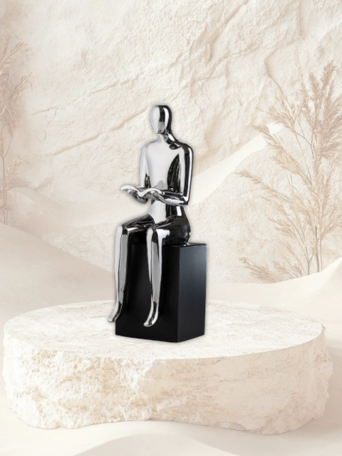 Escultura Decorativa Hombre Lector Plateado – Figura Moderna Minimalista