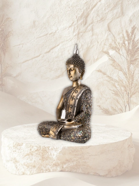 Buda dorado con nácar en Meditación