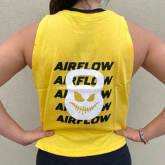 Crop top "KB" amarillo en internet