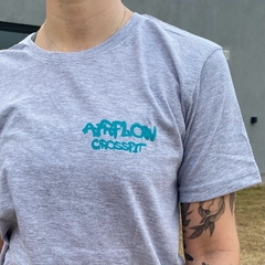 Remera "SMILE" gris en internet