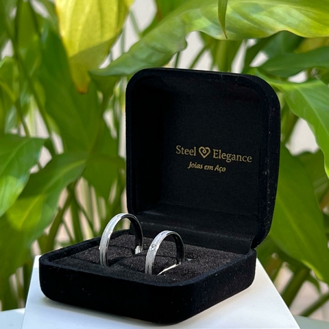 Par de Alianças aço diamantada com e sem pedra