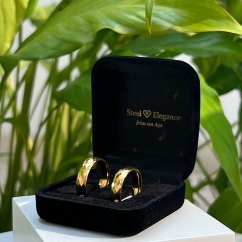 Par de Alianças de Tungstênio dourada diamantada grossa