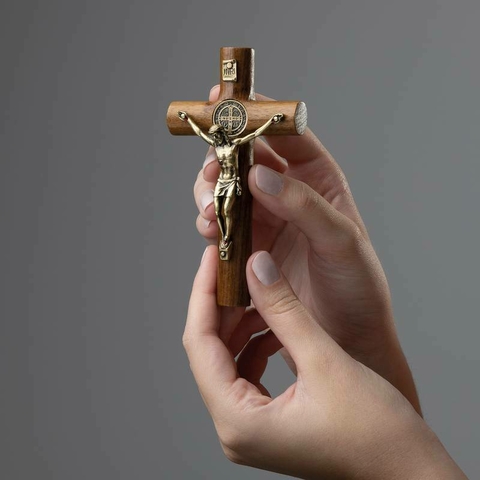 CRUCIFIXO MAD CILINDRICA 12CM PAREDE OV C/SAO BENTO