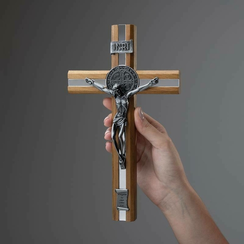 CRUCIFIXO MAD FRISADA 26CM PAREDE ONIX C/SAO BENTO ACRIL ESPELHADO