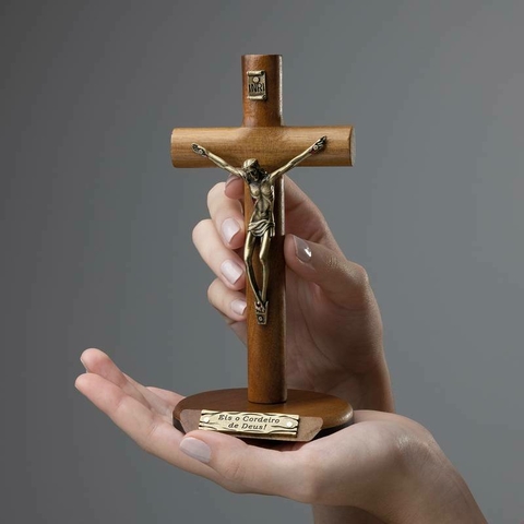 CRUCIFIXO MAD CILINDRICA (EIS O CORDEIRO DE DEUS!)