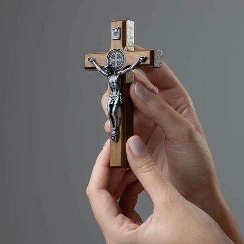 CRUCIFIXO MADEIRA 12CM PAREDE C/SAO BENTO