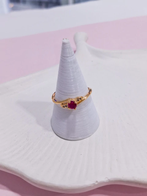 EN28-MA / Anillo Solitario Central Magenta y Strass Cristal Compromiso