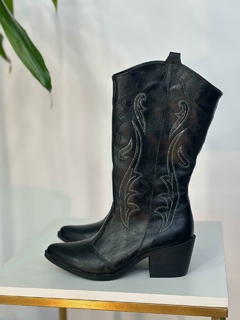 Bota Heloisa Cano Alto Couro Brilhoso Desenhada