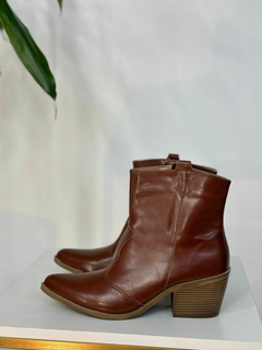 Bota Cano Curto Valentina Lisa Marrom