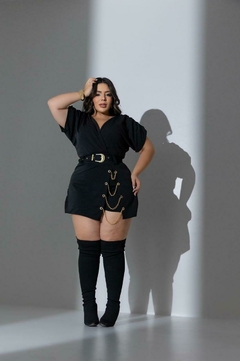 Macacão Plus Size com Cinto e Correntaria Lateral na internet