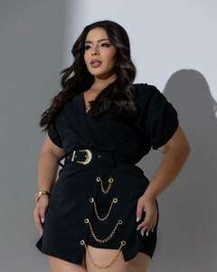 Macacão Plus Size com Cinto e Correntaria Lateral