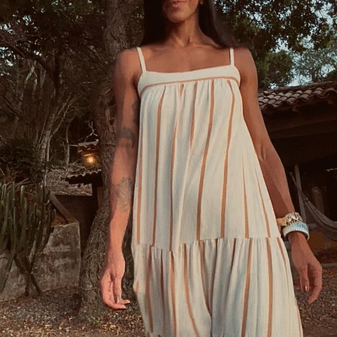 Vestido listrado fluído longo