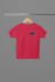 Camiseta infantil rosa com estampa na parte de trás, pendurada em um cabide.