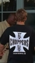 Camiseta preta com estampa 'West Coast Choppers' na parte de trás, vista de um homem de costas.