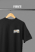 Camiseta oversized preta com estampa de identidade, pendurada em um cabide.