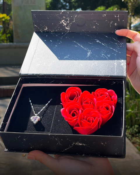 Caja de 6 Rosas Eternas con Collar - ORCHESS