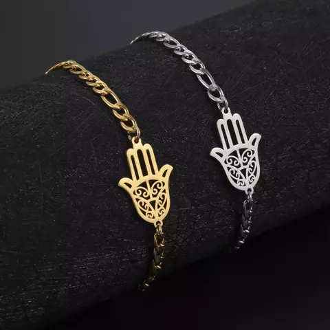 Pulseiras na mão cor de ouro. - comprar online