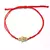 Pulseiras na mão cor de ouro. - UALABITA