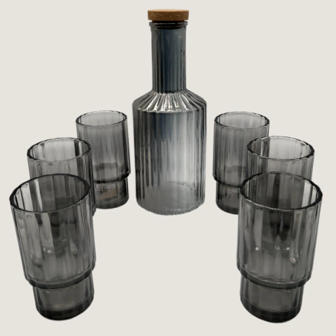 Set De Botellón Con Tapa De Corcho Y 6 Vasos Vidrio Acanalado Gris
