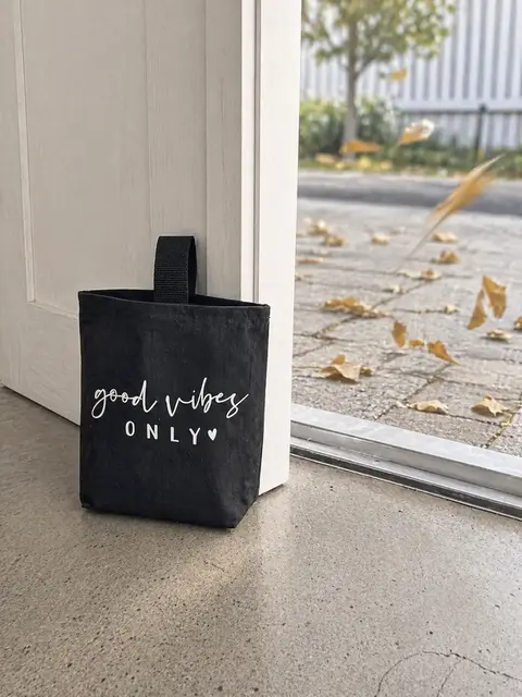 Tope Traba puertas Negro | Good vibes
