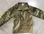 Uniforme de treinamento tático militar para crianças, com estampa camuflada e etiqueta de identificação.