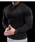 Camiseta esportiva masculina de manga comprida na cor preta, ajustada ao corpo, com zíper na gola.
