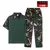 Uniforme de treinamento tático militar para crianças, composto por camiseta e calça em cores verde e camuflada.