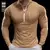 Camiseta esportiva masculina de manga comprida na cor bege, com zíper e design ajustado, ideal para atividades físicas.