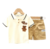 Conjunto infantil de camiseta polo branca com estampa de urso e shorts bege