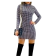 Vestido xadrez de manga longa com padrão preto e branco, modelagem ajustada e bolsa preta.