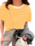 Blusa feminina listrada em amarelo, combinada com calças cinzas e bolsa preta.