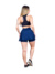 Modelo feminina usando saia curta fitness azul com blusa preta, vista de costas.