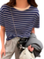 Blusa feminina listrada em azul e branco, combinada com calças cinzas e acessórios.