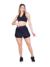 Modelo vestindo saia curta fitness preta, destacando estilo e conforto para atividades físicas.