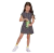 Menina sorridente vestindo um vestido infantil colorido com estampa de onça, segurando uma bolsa verde.