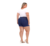 Mulher plus size usando um short jeans escuro, de costas, com blusa branca e sandálias, mostrando um estilo casual e confortável.
