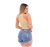 Modelo vestindo shorts jeans femininos, mostrando a parte de trás do look, com uma blusa de alças finas.